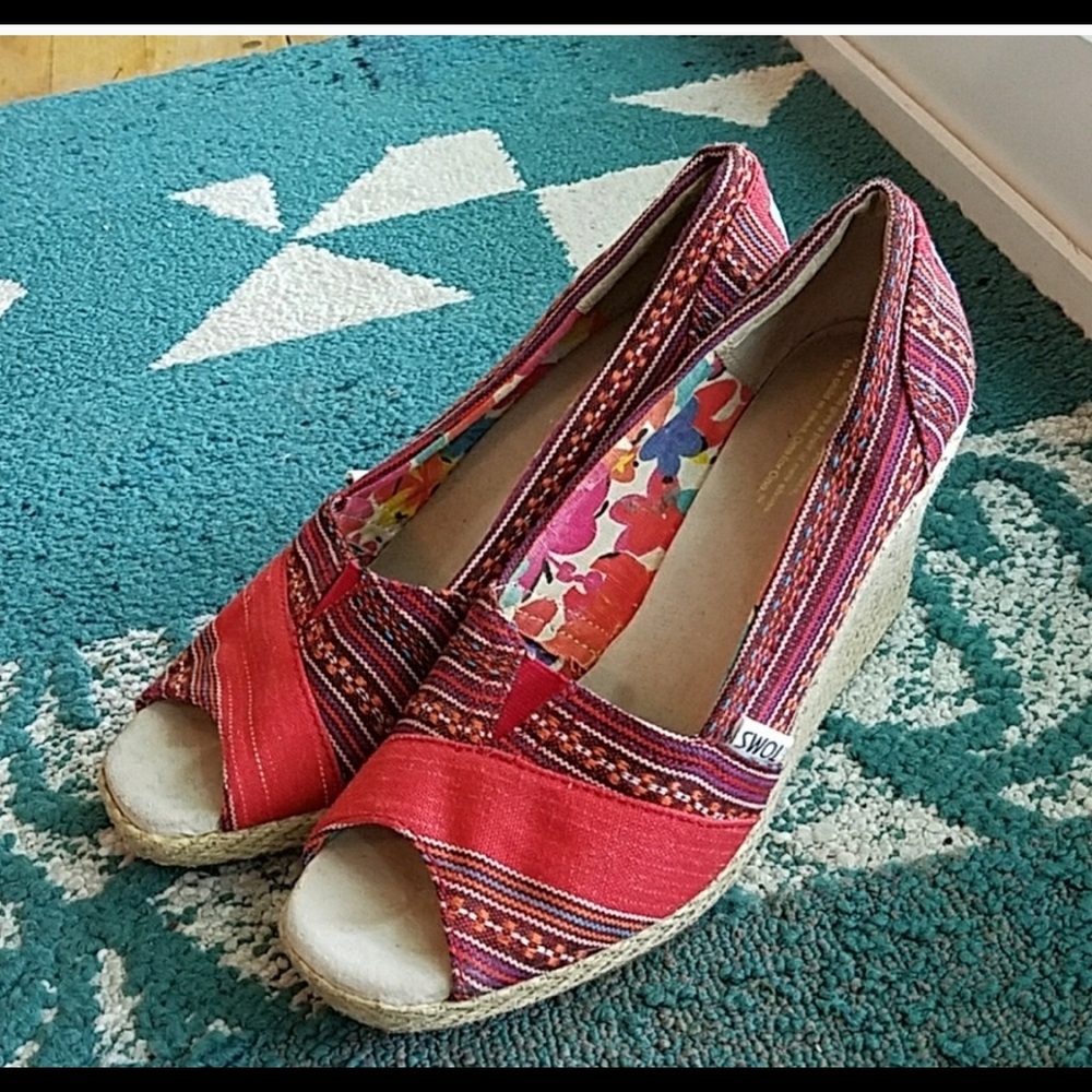 {Pretty} Red Toms wedges